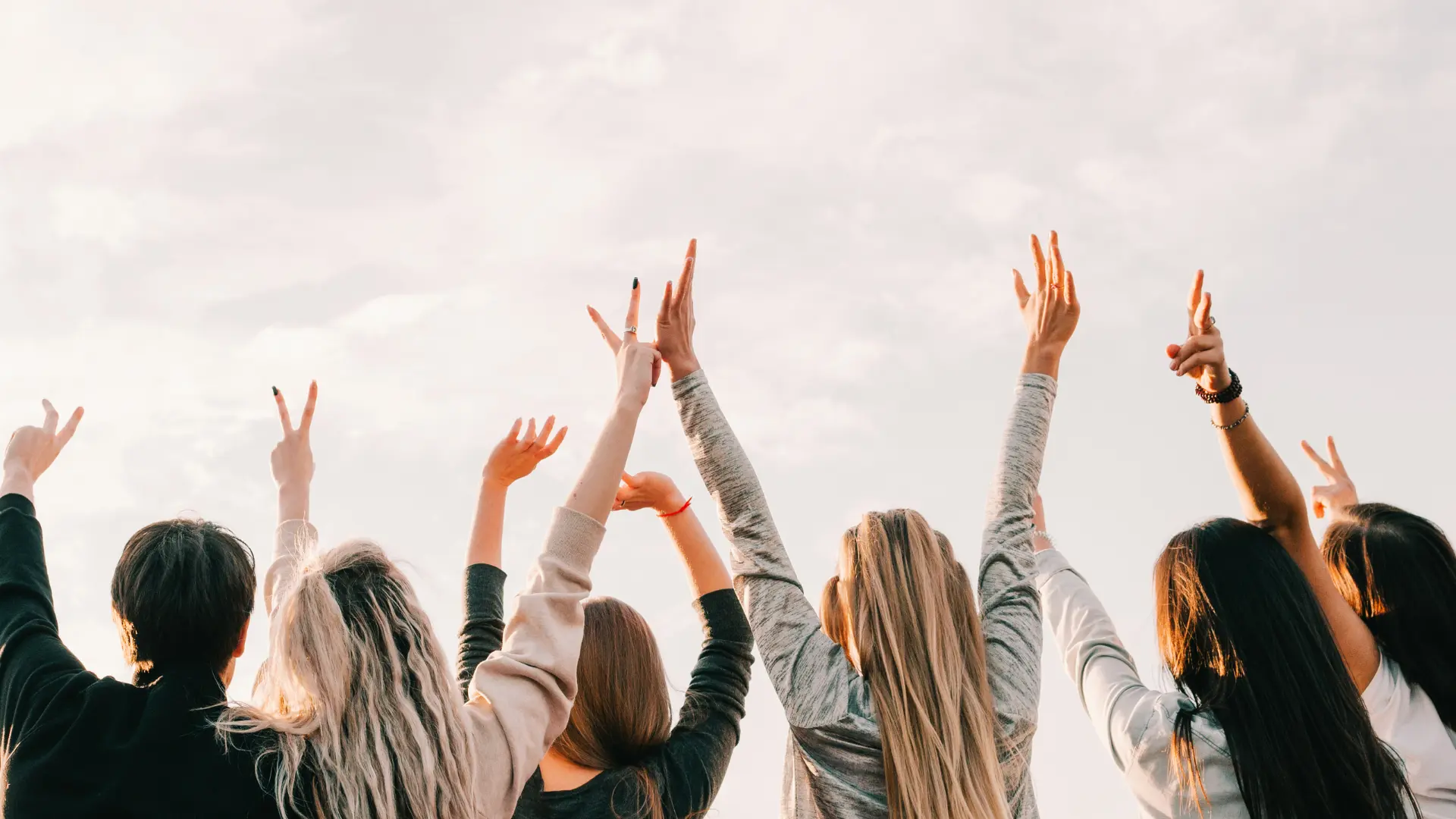 Una persona simbolizando la paz, personas reunidas retiros espirituales